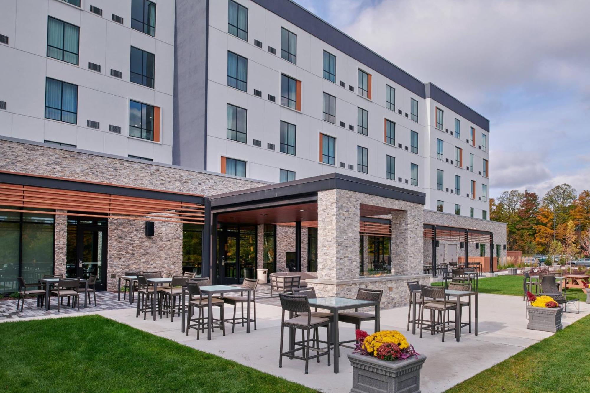 Courtyard By Marriott Petoskey At Victories Square Hotel Exterior photo