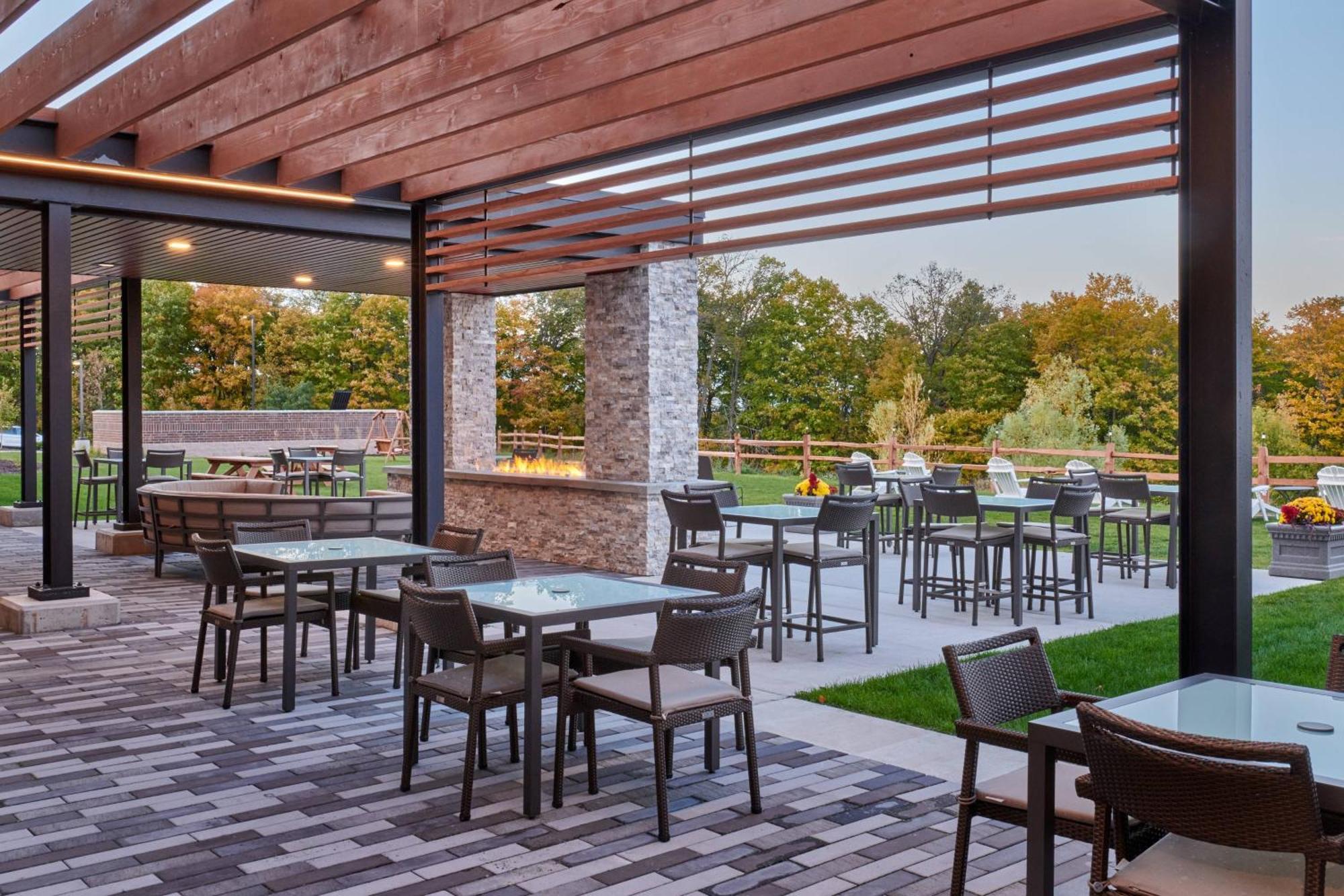 Courtyard By Marriott Petoskey At Victories Square Hotel Exterior photo