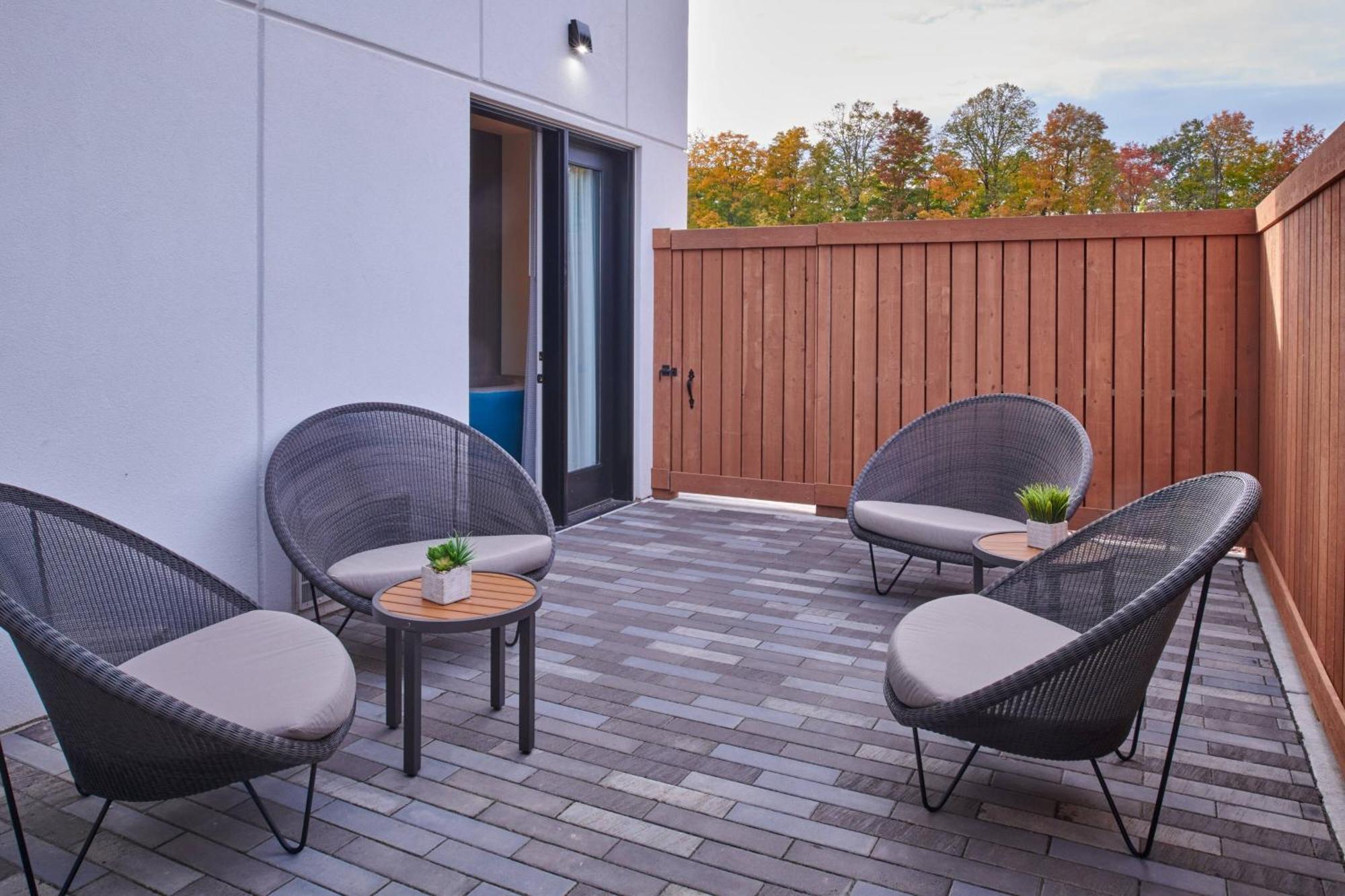 Courtyard By Marriott Petoskey At Victories Square Hotel Exterior photo