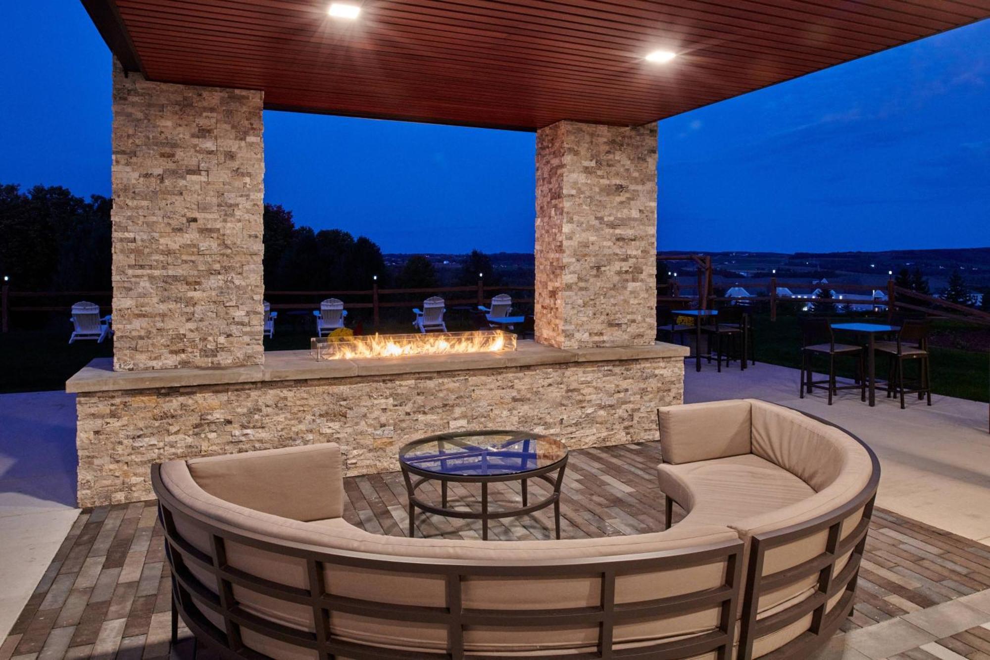 Courtyard By Marriott Petoskey At Victories Square Hotel Exterior photo