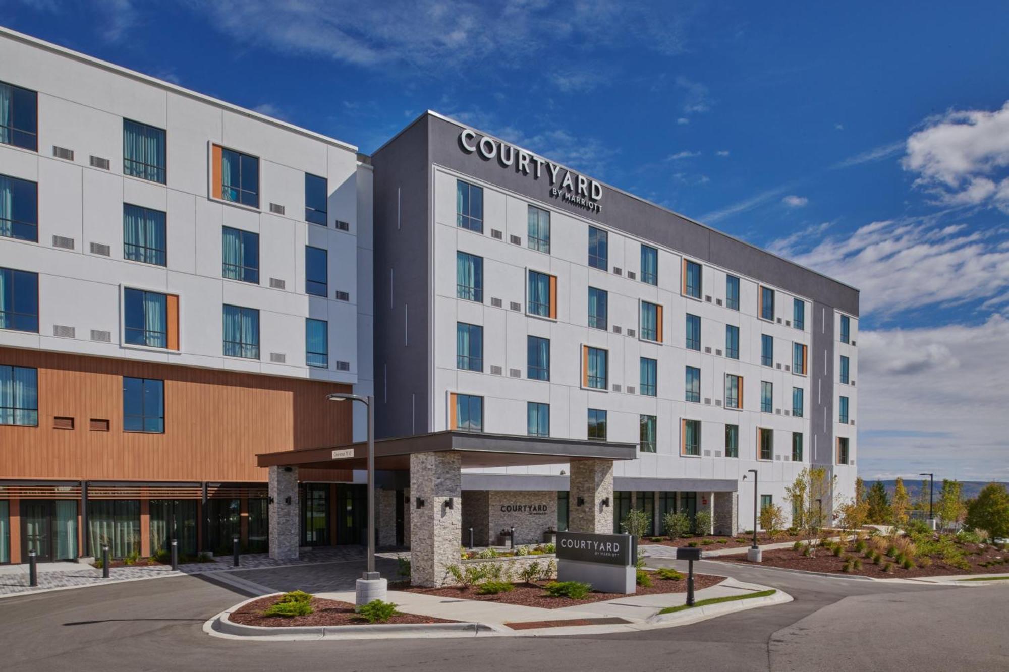 Courtyard By Marriott Petoskey At Victories Square Hotel Exterior photo