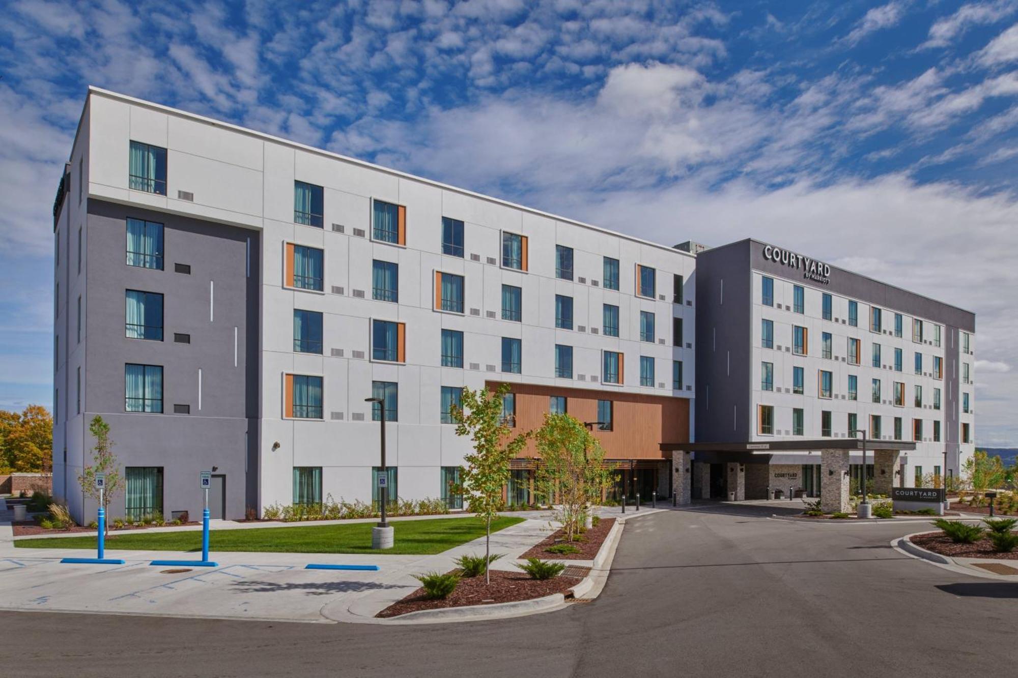 Courtyard By Marriott Petoskey At Victories Square Hotel Exterior photo