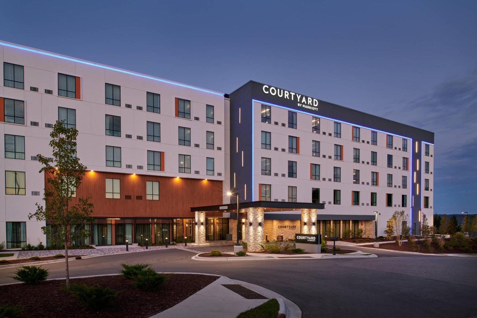 Courtyard By Marriott Petoskey At Victories Square Hotel Exterior photo