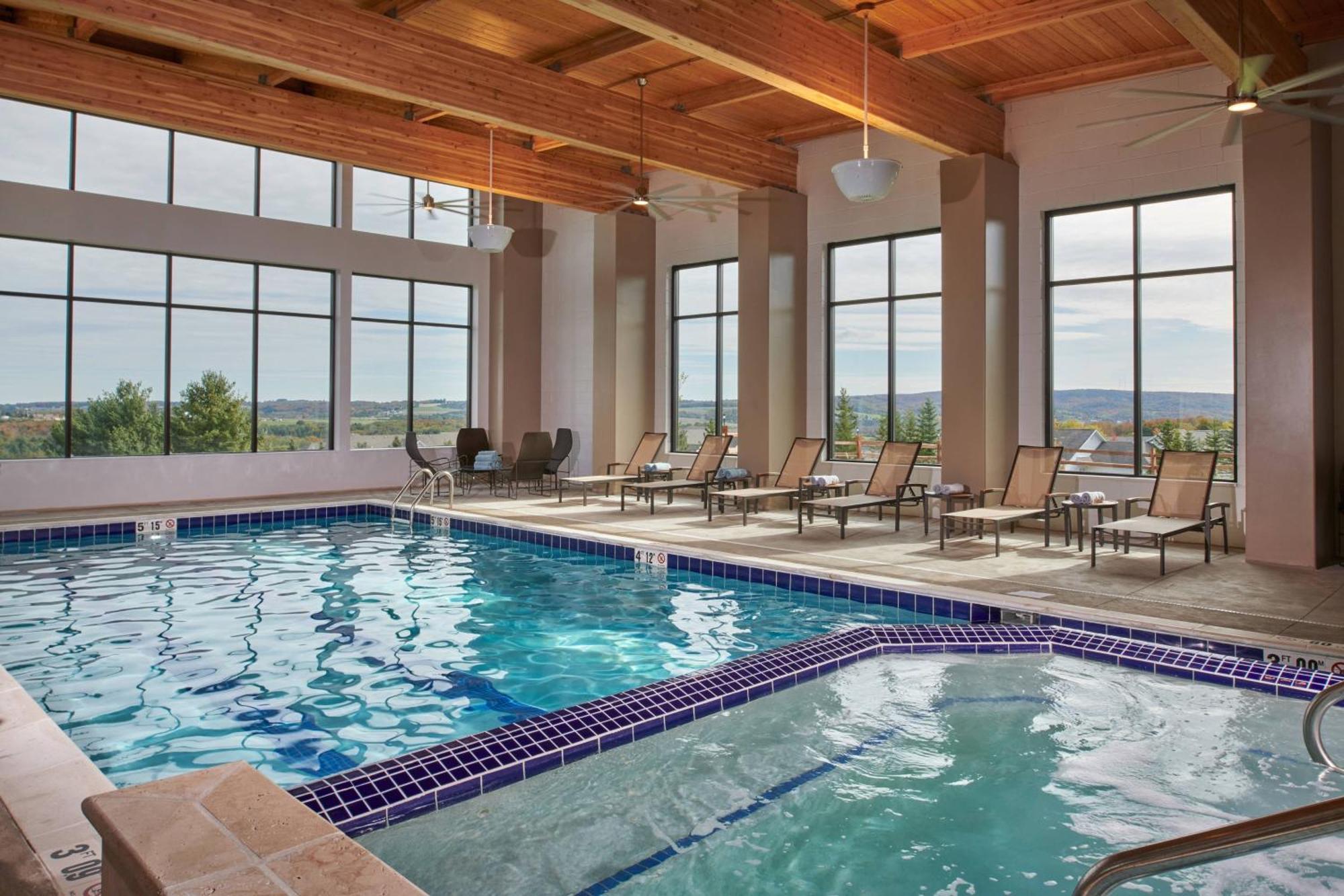 Courtyard By Marriott Petoskey At Victories Square Hotel Exterior photo