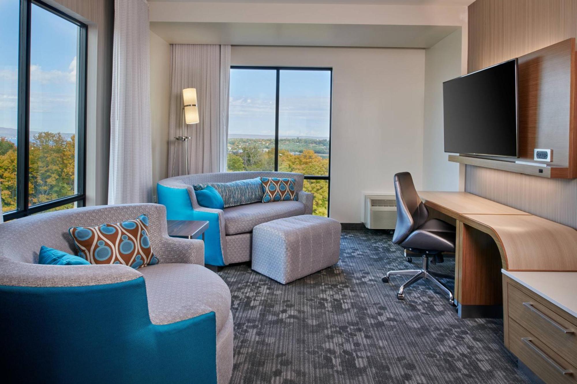 Courtyard By Marriott Petoskey At Victories Square Hotel Exterior photo