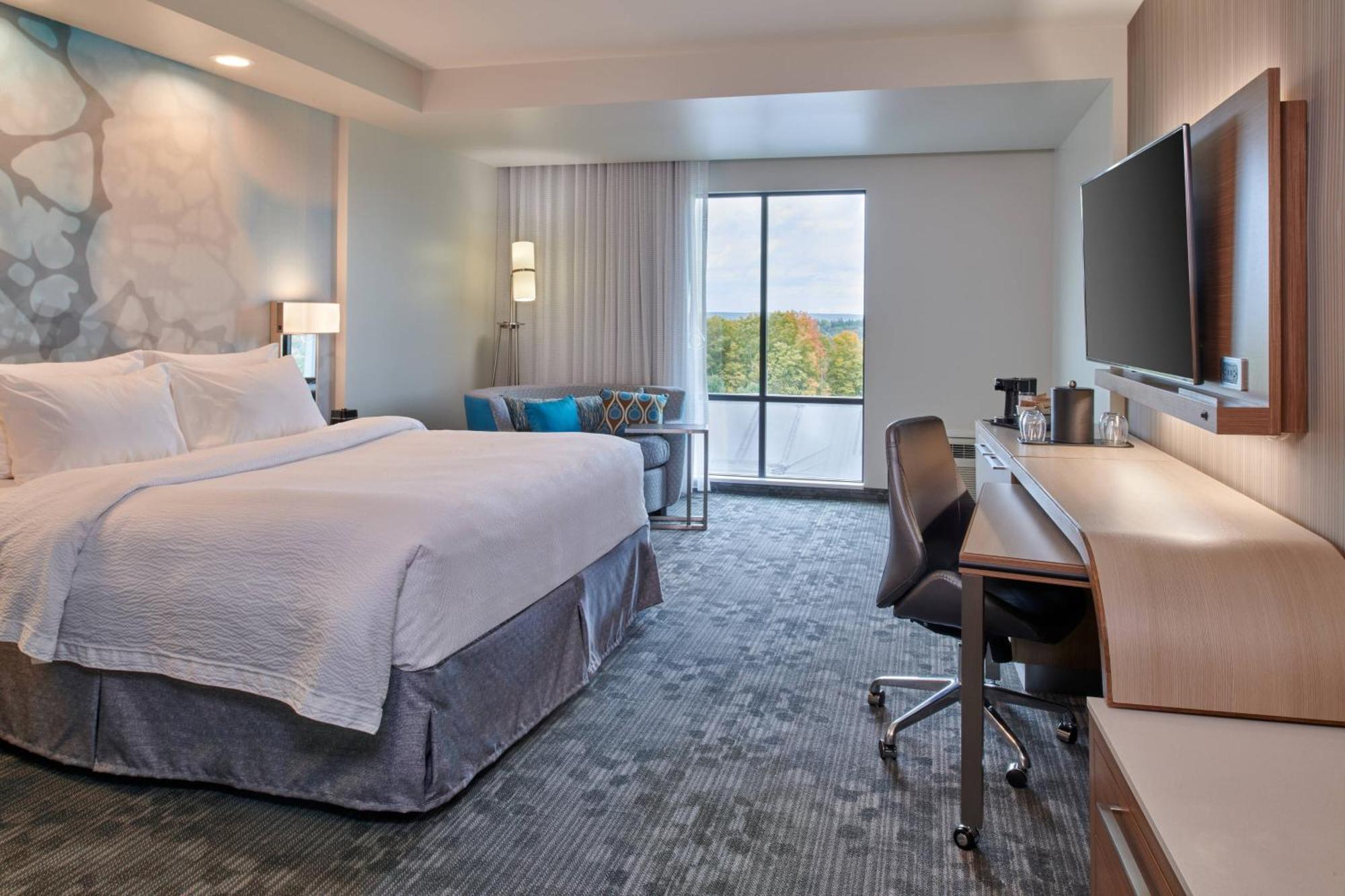 Courtyard By Marriott Petoskey At Victories Square Hotel Exterior photo